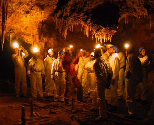 Team building insolite : révéler le potentiel des équipes par l’expérience inoubliable Voyage Souterrain | Team building spéléologie Nice