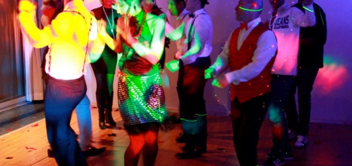 Réinventer la soirée d’entreprise : comment allier originalité, cohésion et souvenirs inoubliables Show must go on | Organisation soirée entreprise