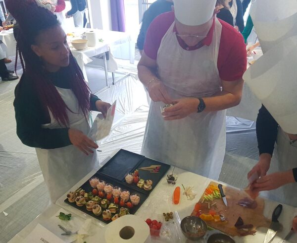 Team building culinaire : créer une cohésion d’équipe savoureuse