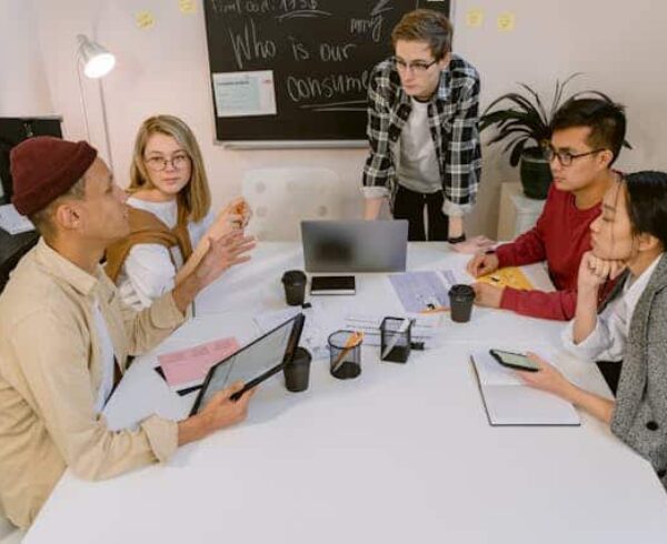 Le rôle inspirant de l’animateur de séminaire : bâtir des équipes engagées Animateur-de-seminaire